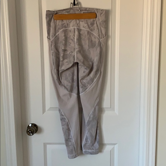 Lululemon Breezy Dot crops - Picture 2 of 4